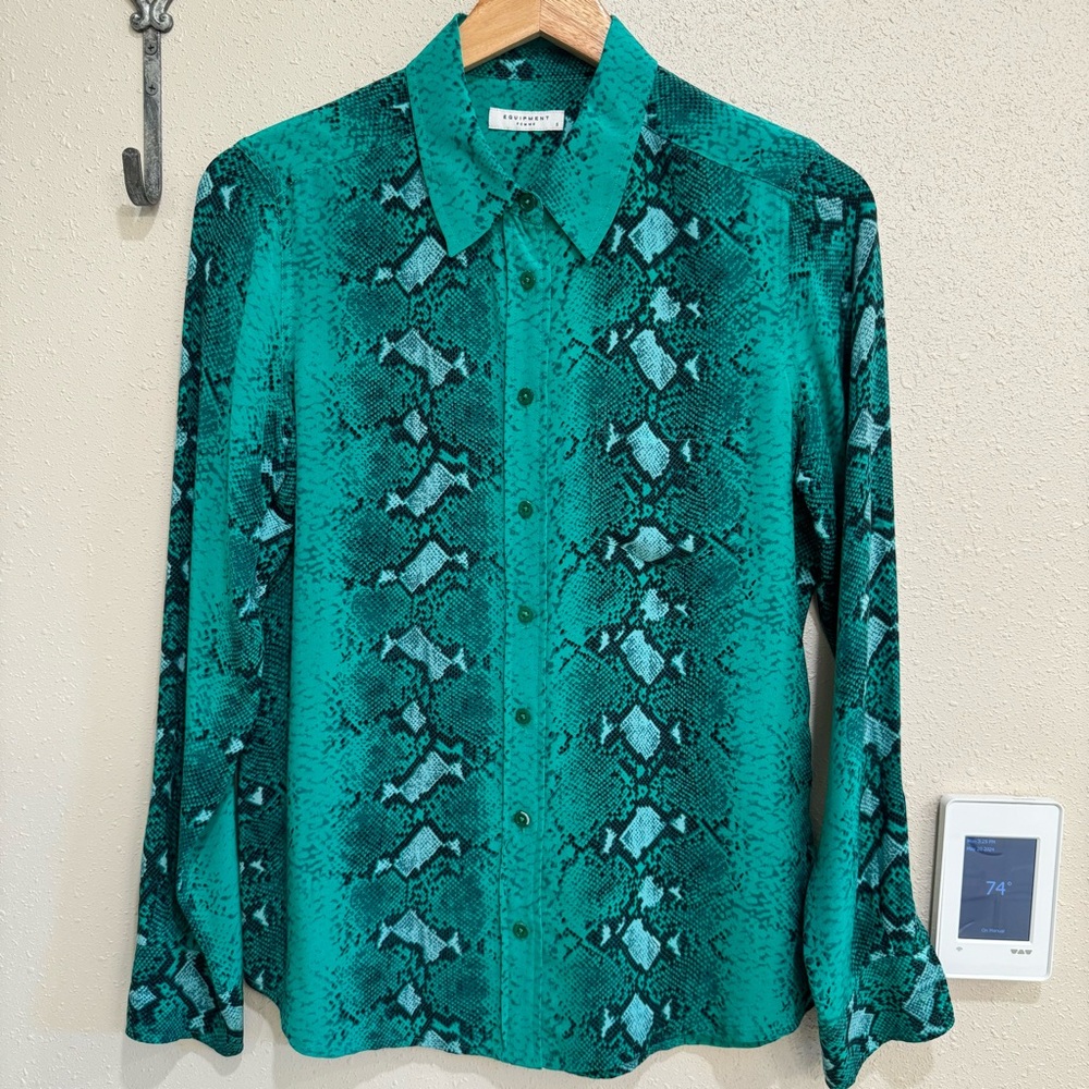 Equipment Silk Blouse Kelly Green Snake Print